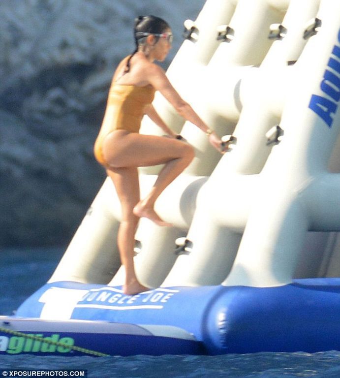 Τα παιδία παίζει! Δες την Kourtney Kardashian σε φουσκωτά παιχνίδια στη θάλασσα