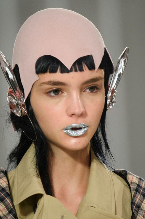 Glittery Makeup Looks: Η Pat McGrath πήγε το trend στο επόμενο επίπεδο!