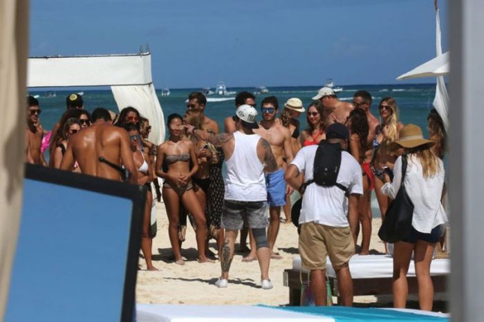 Ποια JLo; Ο πρώην της ξεπέρασε τον χωρισμό σε χρόνο dt και περιτριγυρίζεται από δεκάδες καλλονές