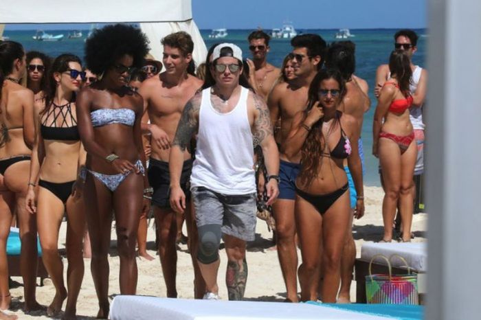 Ποια JLo; Ο πρώην της ξεπέρασε τον χωρισμό σε χρόνο dt και περιτριγυρίζεται από δεκάδες καλλονές