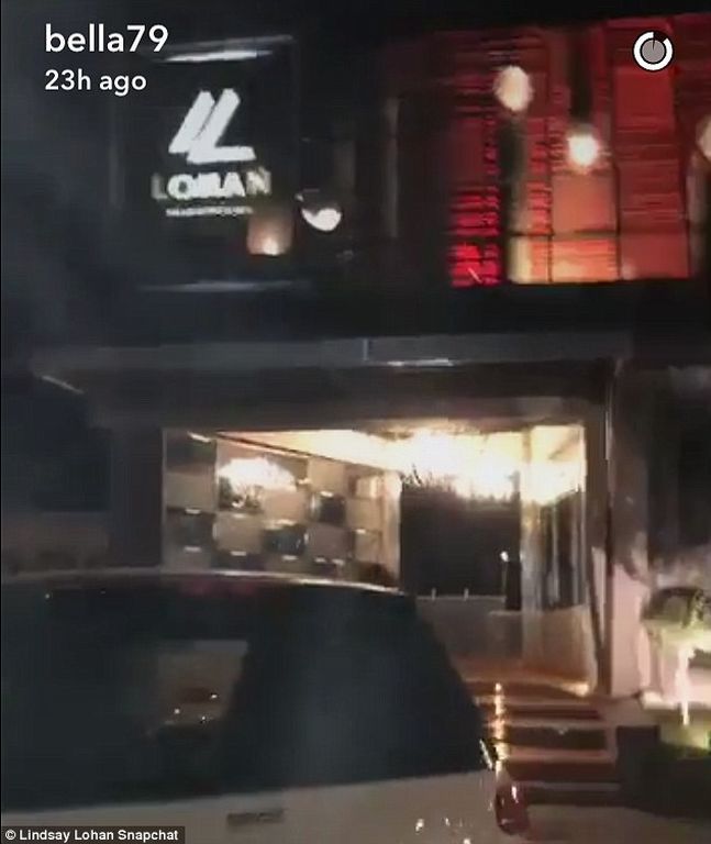 Η Lindsay Lohan γιόρτασε τα εγκαίνια του club της με μία topless selfie στο Instagram