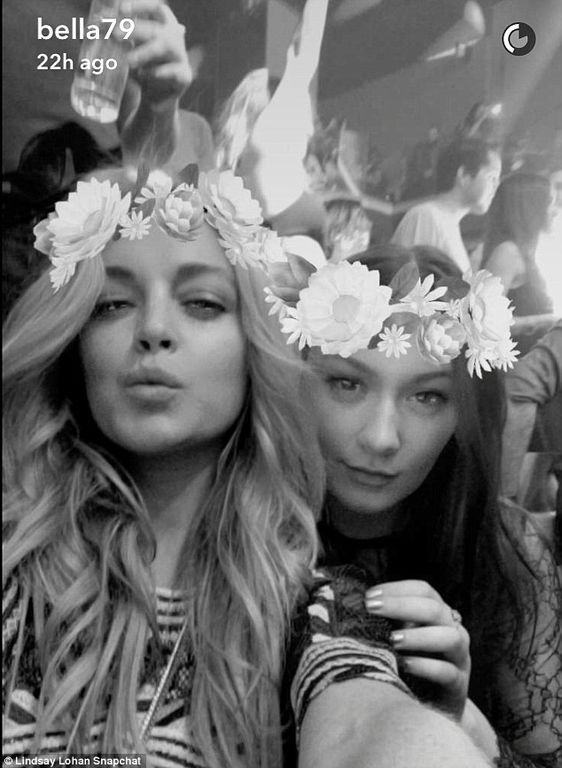 Η Lindsay Lohan γιόρτασε τα εγκαίνια του club της με μία topless selfie στο Instagram