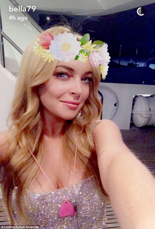 Η Lindsay Lohan γιόρτασε τα εγκαίνια του club της με μία topless selfie στο Instagram