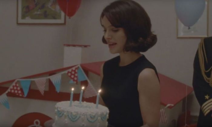 Η Natalie Portman υποδύεται τη θρυλική Jackie Kennedy και μιλά για το υπέροχο στυλ της