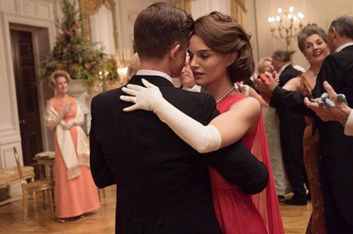 Η Natalie Portman υποδύεται τη θρυλική Jackie Kennedy και μιλά για το υπέροχο στυλ της