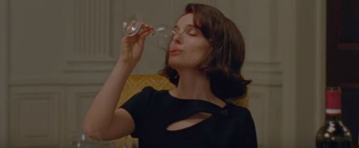 Η Natalie Portman υποδύεται τη θρυλική Jackie Kennedy και μιλά για το υπέροχο στυλ της