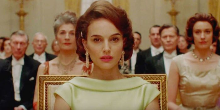 Η Natalie Portman υποδύεται τη θρυλική Jackie Kennedy και μιλά για το υπέροχο στυλ της