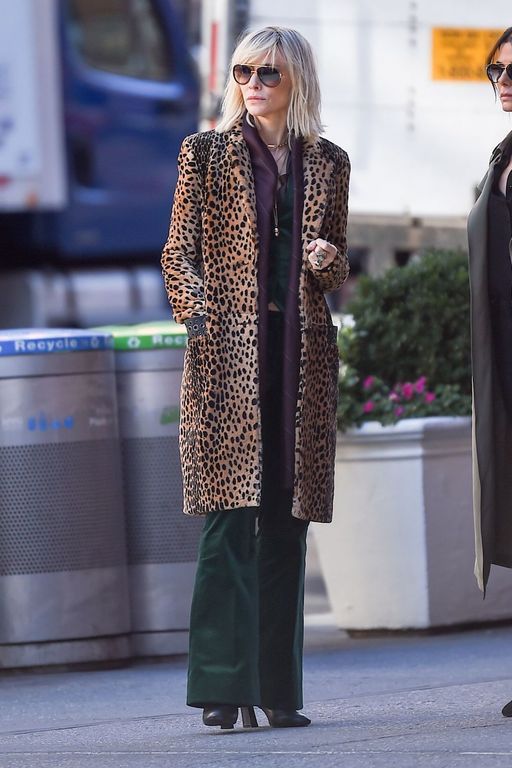 H Cate Blanchett στα γυρίσματα του Ocean’s Eight με seventies, μακρύ πάλτο.