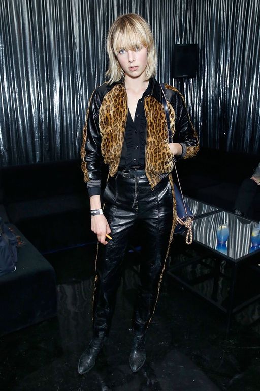 Η Edie Campbell με γούνινο bomber jacket με λεπτομέρειες από vinyl.