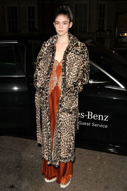 Η Grimes ολοκλήρωσε το pyjama look της με τον πιο stylish τρόπο.