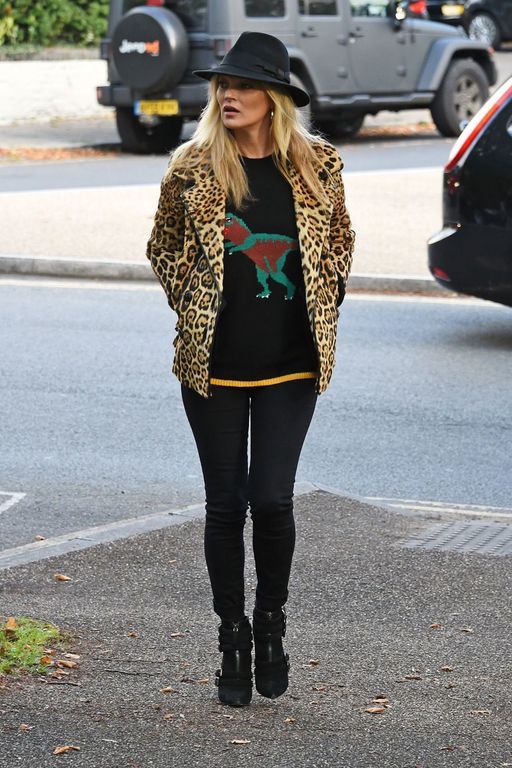 Η Kate Moss είναι ίσως η star που έχει στο ενεργητικό της τις περισσότερες δημόσιες εμφανίσεις με αυτό το ρούχο. Αυτό τα λέει όλα!