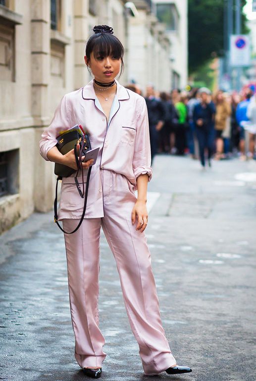 Τολμηρό να φορέσεις ένα pyjama set σε αυτή την απόχρωση. Μπορεί να μοίαζει τόσο πολύ με κανονική πιτζάμα που να θες να πέσεις για ύπνο, όχι να βγεις έξω.