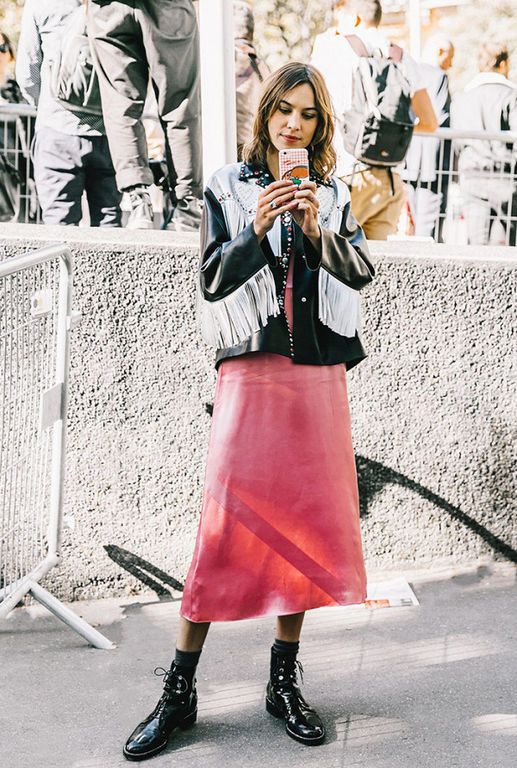 H Alexa Chung με μία midi φούστα στο χρώμα της σεζόν!