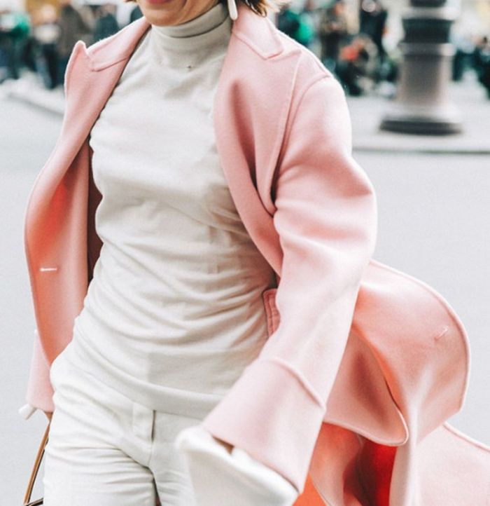 Ένα dusty pink παλτό θα φωτίσει το total white look σου.