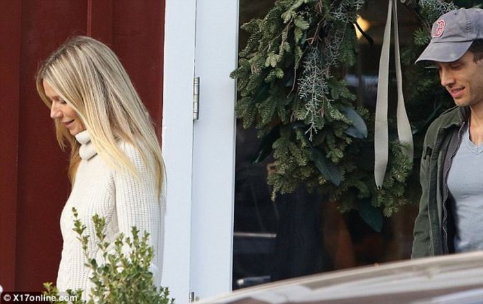 Γάμος στο Hollywood; Η ηθοποιός κυκλοφορεί με διαμαντένιο δαχτυλίδι και οι φήμες οργιάζουν