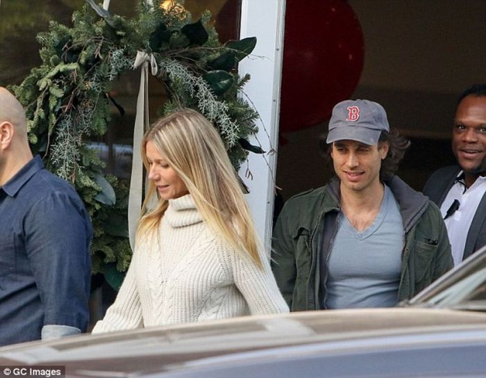 Γάμος στο Hollywood; Η ηθοποιός κυκλοφορεί με διαμαντένιο δαχτυλίδι και οι φήμες οργιάζουν