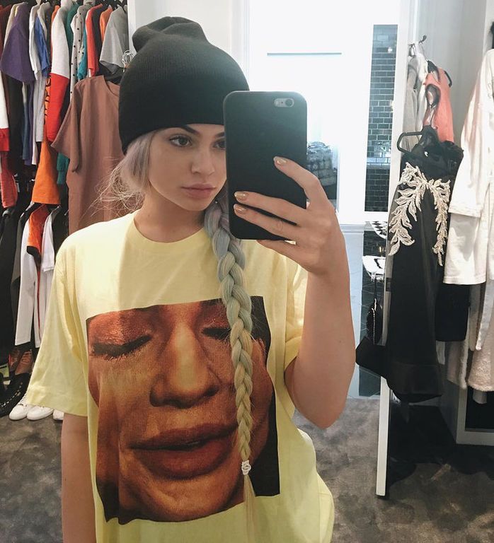 Εδώ βλέπουμε πάλι την Kylie Jenner να φοράει... τον ευατό της.