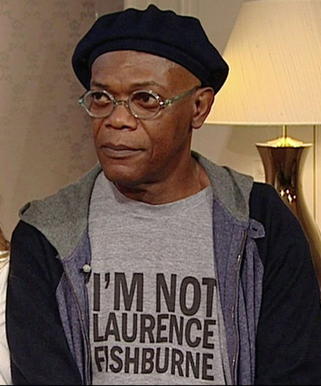 O Samuel L. Jackson κάνει πλάκα με το πόσο διάσημος είναι, φορώντας μπλούζα που γράφει «δεν είμαι ο Laurence Fishburne». Προφανώς.