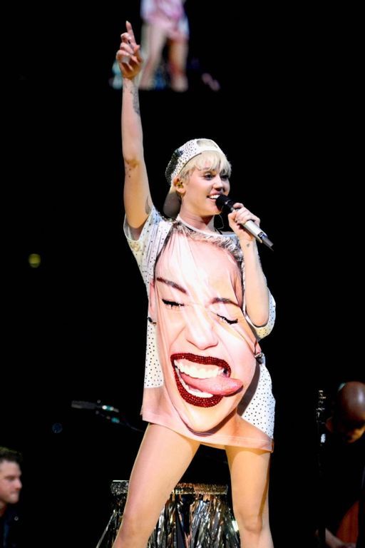 Η Μiley Cyrus μας βγάζει την γλώσσα, μέσα από το προβοκατόρικο φόρεμά της.