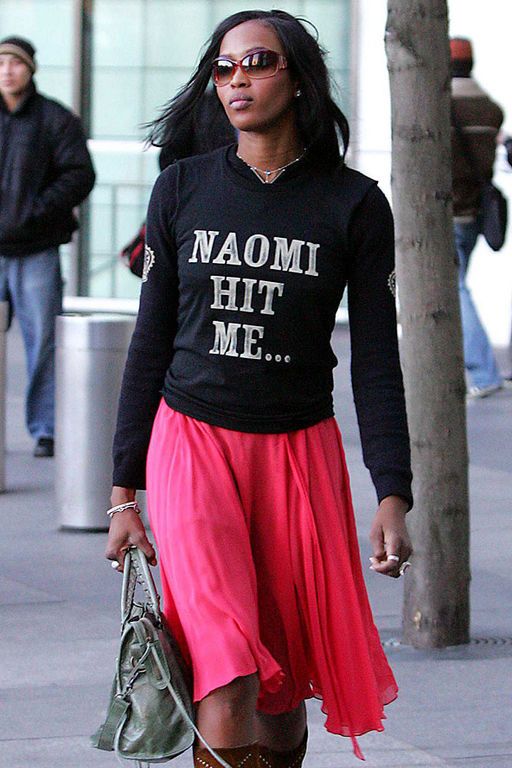 H Naomi Campbell αυτοσαρκάζεται για την γνωστή υπόθεση ξυλοδαρμού της βοηθού της. Και γράφει στο top της «η Naomi με χτύπησε».