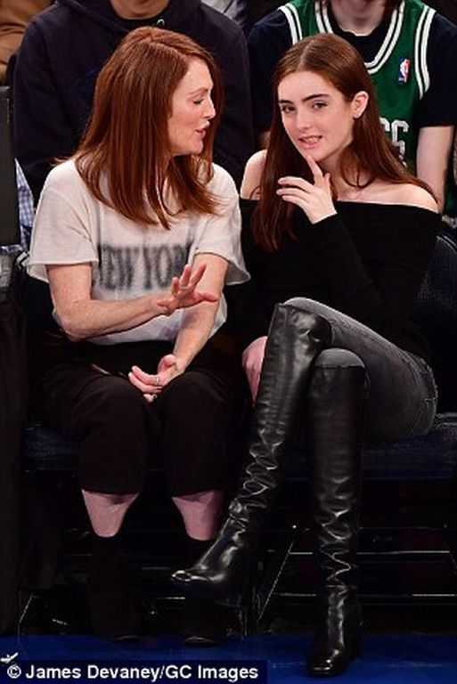 Δεν θα πιστεύεις στα μάτια σου! Η κόρη της Julianne Moore είναι πολύ πιο όμορφη απ’όσο πίστευες