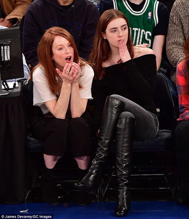 Δεν θα πιστεύεις στα μάτια σου! Η κόρη της Julianne Moore είναι πολύ πιο όμορφη απ’όσο πίστευες