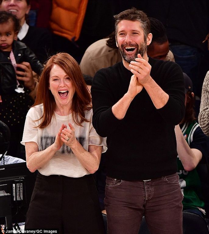 Δεν θα πιστεύεις στα μάτια σου! Η κόρη της Julianne Moore είναι πολύ πιο όμορφη απ’όσο πίστευες