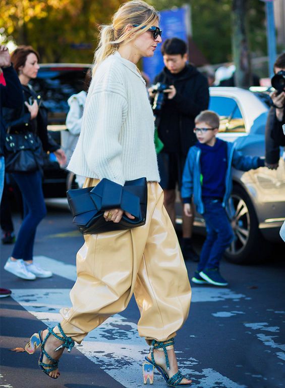 Τα baggy παντελόνια που στενεύουν στους αστραγάλους.