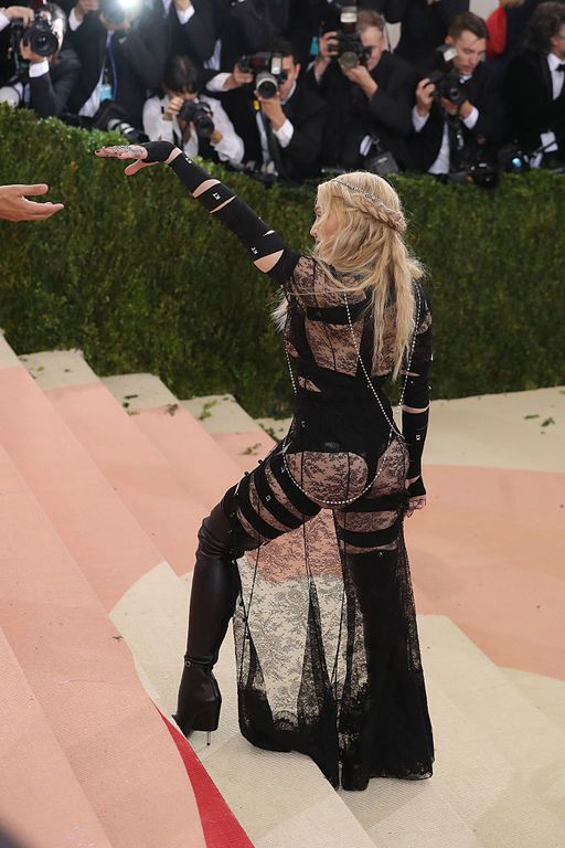 H 57χρονη Madonna εμφανίστηκε στο Met Gala του 2016 με μία Guvenchy ολόσωμη φόρμα, διάφανη στα οπίσθιά της. Θετικά σχόλια δεν απέσπασε, αλλά αίσθηση όσο και να πεις... έκανε!