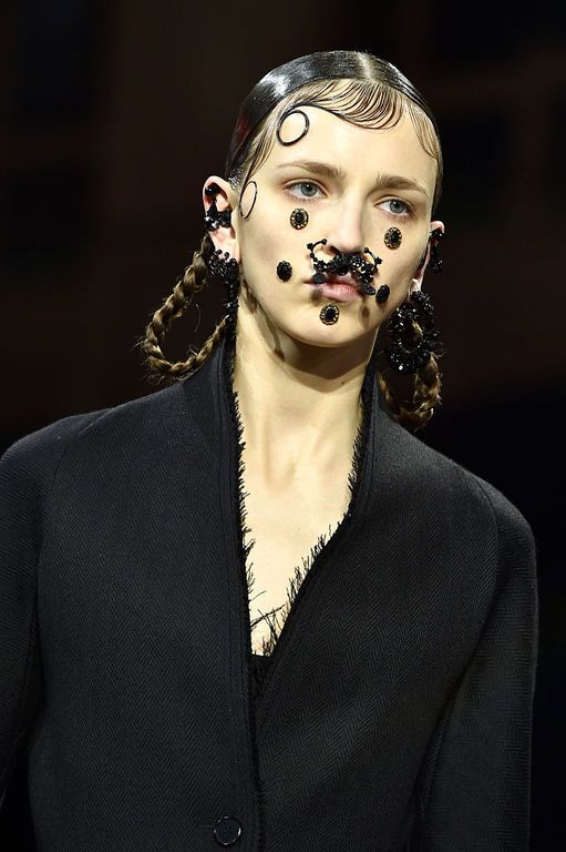 Για τη σεζόν F/W 2015-2016 τα μοντέλα στο show του εμφανίστηκαν με piercing κοσμημάτων στο πρόσωπο.