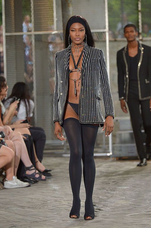 Η Kendall Jenner, η Joan Smalls, η Candice Swanepoel και η Naomi Campbell «έκλεψαν την παράσταση», περπατώντας στο ανδρικό fashion show του οίκου για τη σεζόν S/S 2016.