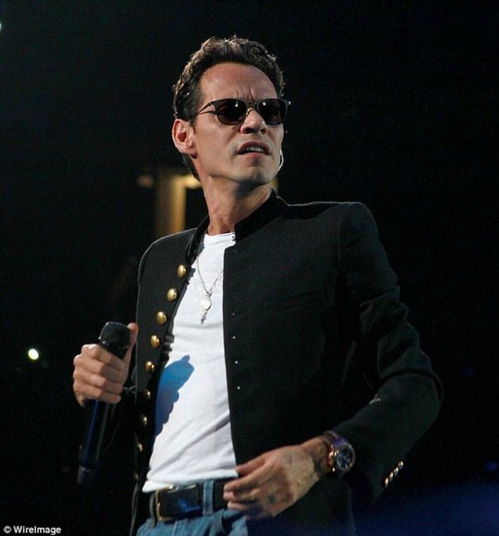 Λίγους μήνες μετά το διαζύγιο ο star κυκλοφορεί με νέα συνοδό. Και είναι πραγματικά πανέμορφη