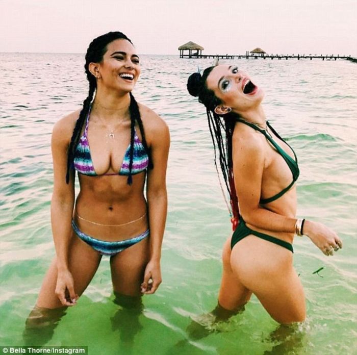 Hot n’ sexy: Η yoga απέδωσε καρπούς και το σώμα της σταρ είναι απλά άψογο