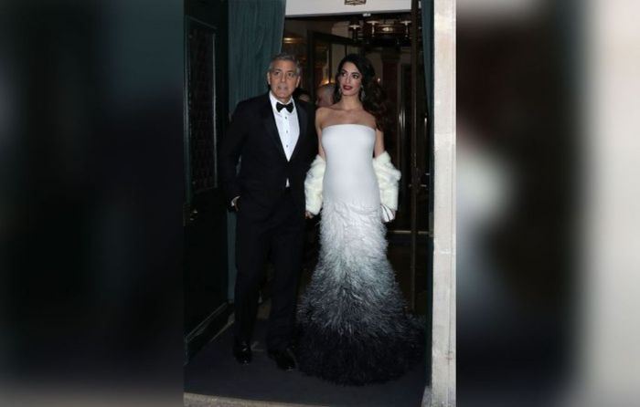 Έχει φουσκώσει υπερβολικά! Δες την Amal Clooney με στενό φόρεμα