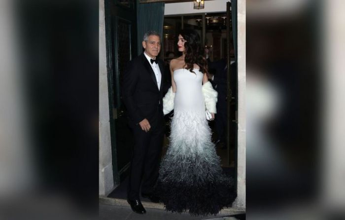 Έχει φουσκώσει υπερβολικά! Δες την Amal Clooney με στενό φόρεμα