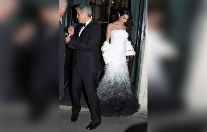 Έχει φουσκώσει υπερβολικά! Δες την Amal Clooney με στενό φόρεμα