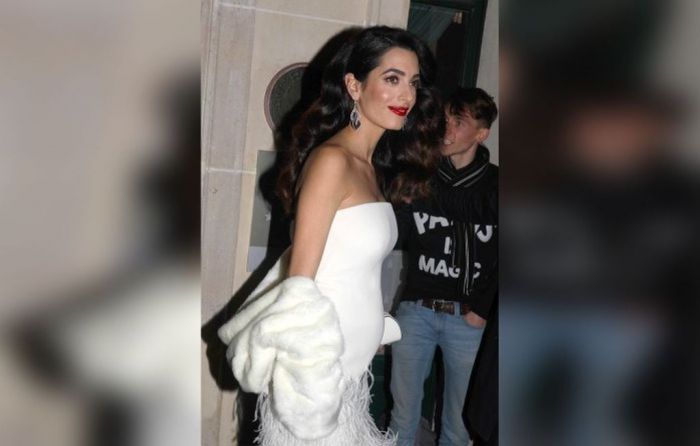 Έχει φουσκώσει υπερβολικά! Δες την Amal Clooney με στενό φόρεμα