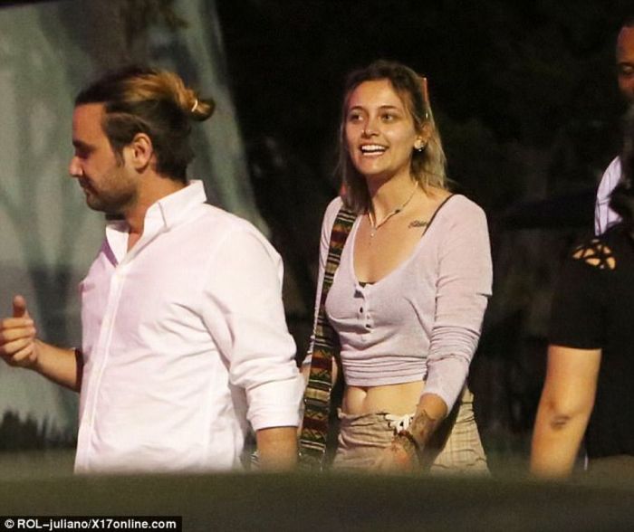 Η νεαρή star περπατά χέρι-χέρι με τον νέο της σύντροφο και δεν σταματά να χαμογελά
