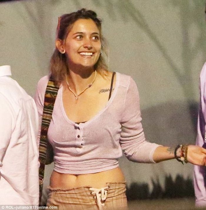 Η νεαρή star περπατά χέρι-χέρι με τον νέο της σύντροφο και δεν σταματά να χαμογελά