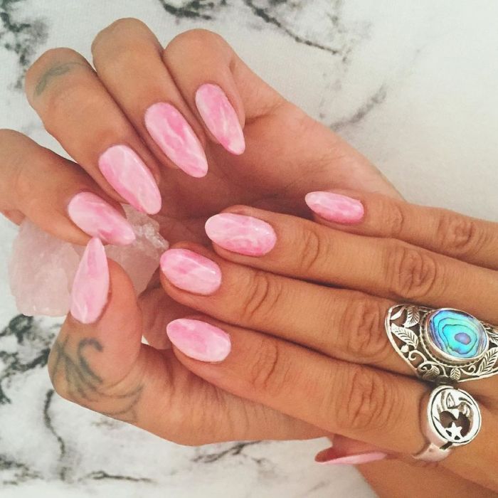 Rose Quartz Nails: Η νέα τάση στο μανικιούρ μας!