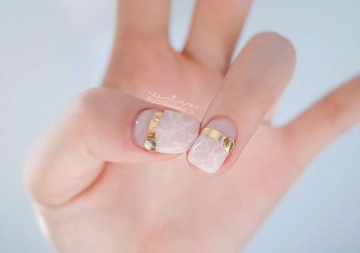 Rose Quartz Nails: Η νέα τάση στο μανικιούρ μας!