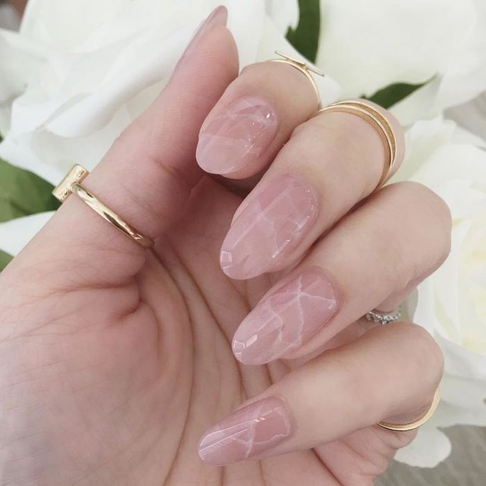 Rose Quartz Nails: Η νέα τάση στο μανικιούρ μας!