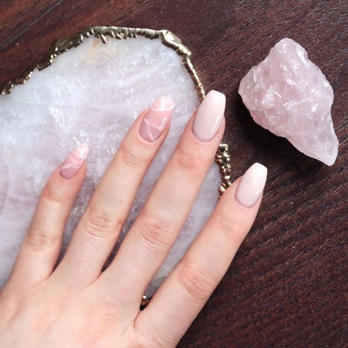 Rose Quartz Nails: Η νέα τάση στο μανικιούρ μας!