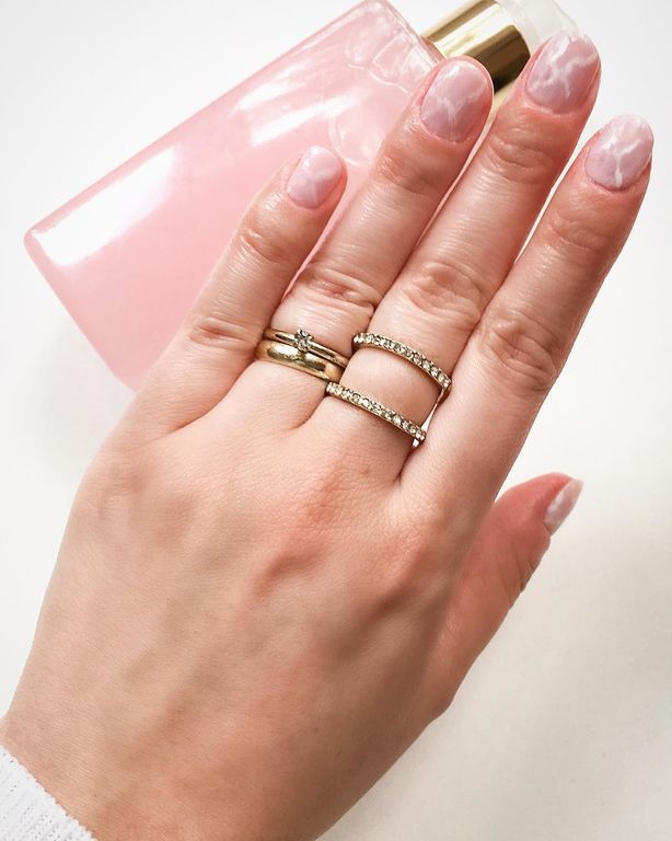 Rose Quartz Nails: Η νέα τάση στο μανικιούρ μας!