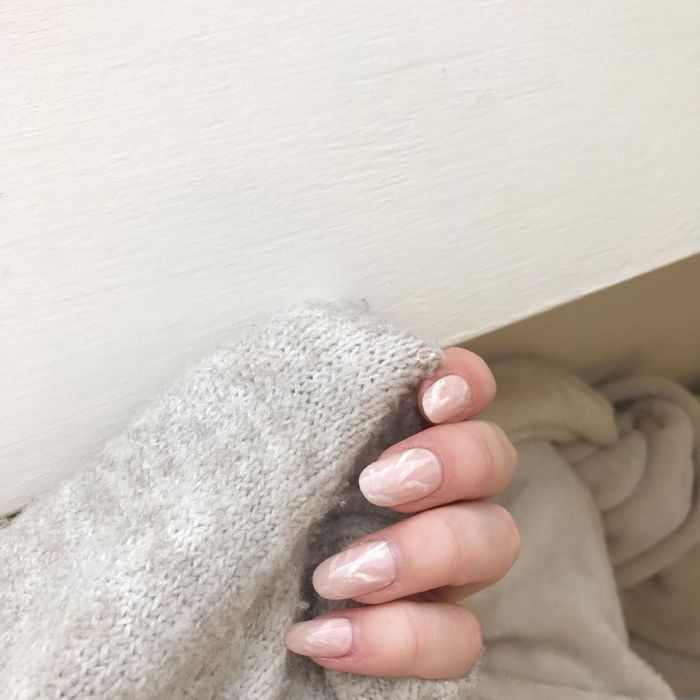 Rose Quartz Nails: Η νέα τάση στο μανικιούρ μας!