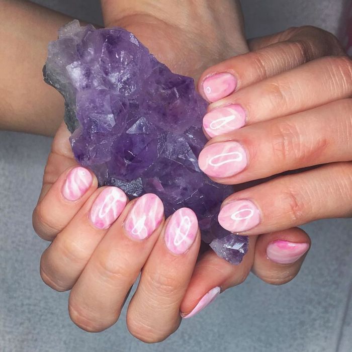 Rose Quartz Nails: Η νέα τάση στο μανικιούρ μας!