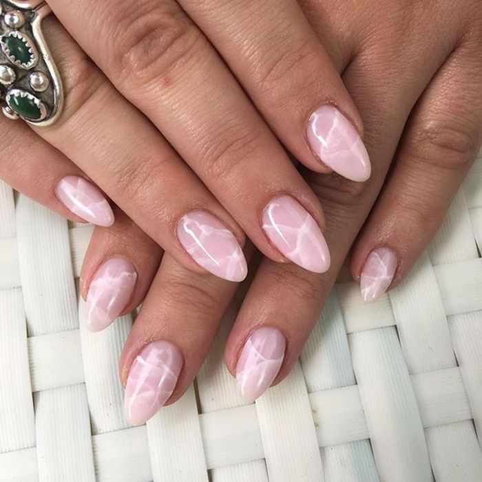 Rose Quartz Nails: Η νέα τάση στο μανικιούρ μας!