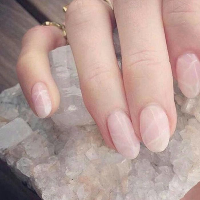 Rose Quartz Nails: Η νέα τάση στο μανικιούρ μας!