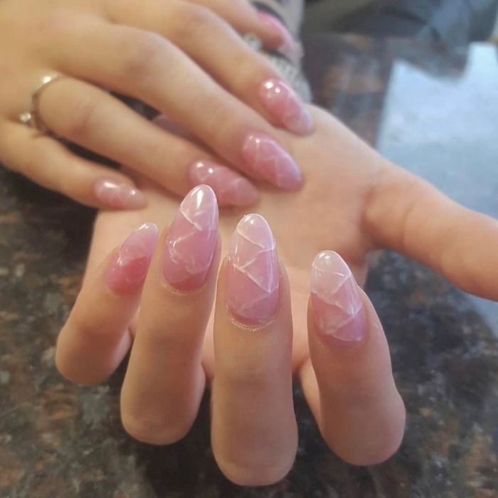 Rose Quartz Nails: Η νέα τάση στο μανικιούρ μας!