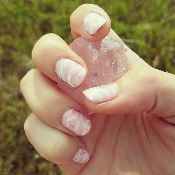 Rose Quartz Nails: Η νέα τάση στο μανικιούρ μας!